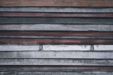 Yıpranmış eski ahşap yüzey duvarları, arka plan olarak tahıl ve doku ile sıralanmış uzun tahtalar. Kırsal köy inşaatı dış mimari kırsal retro tarzı duvar kağıdı.