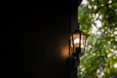 Güzel, klasik duvar lambası ampulleri duvarda yazı için yeri olan klasik retro tarzı dekorasyon. Antika ofis inşa konsepti için çağdaş iç mimari.