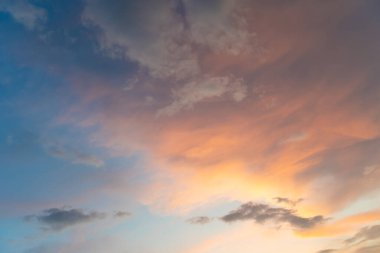 Güzel gün batımı ve gün doğumu alacakaranlık mavisi, turuncu gökyüzü ve sabahları bulutların üzerinde dramatik bir ışık. Arkaplan resmi için boş alanı kavra.