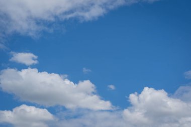 Güzel mavi gökyüzü ve açık gökyüzü gündüz dramatik bir ışıkla. Arkaplan resmi için boş alanı kavra.