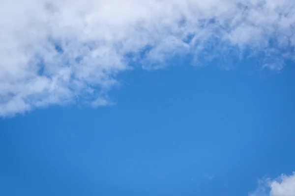 Hermoso Cielo Azul Nubes Despejan Cielo Durante Día Con Luz —  Fotos de Stock