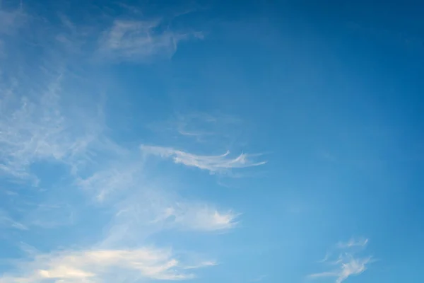 Hermoso Cielo Azul Nubes Despejan Cielo Durante Día Con Luz —  Fotos de Stock