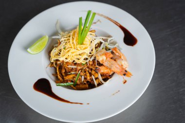 Tayland usulü karidesli ramen, Tayland usulü ünlü sokak yemeklerinin en sevilen lezzetlisidir. Tayland 'ın ulusal yemek konsepti.