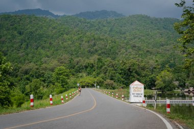 Huay Tueng Tao Parkı 'nın rezervuarındaki yol, insanların dinlenebileceği ve Chiang Mai, Tayland' da bir dağ ormanı olan turistik bir mekanın adıdır. Tatilde dinlen..