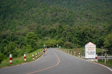 Huay Tueng Tao Parkı 'nın rezervuarındaki yol, insanların dinlenebileceği ve Chiang Mai, Tayland' da bir dağ ormanı olan turistik bir mekanın adıdır. Tatilde dinlen..