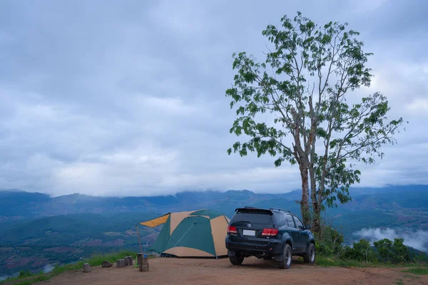 Camping Toyota Fortuner 4X4 Και Σκηνή Ένα Όμορφο Πρωινό Ομίχλη — Φωτογραφία Αρχείου