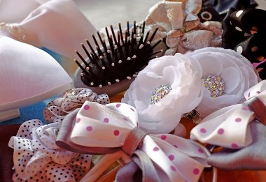 Elastik saç bantları ve saç fırçası