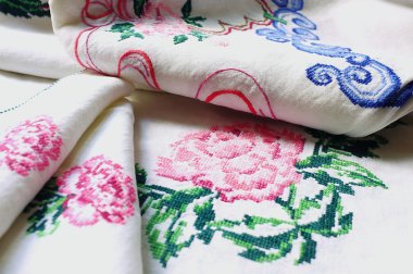 İşlemeli masa örtüsü ve tablo-peçete