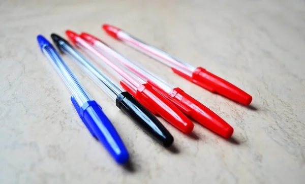 Fünf farbige Kugelschreiber — Stockfoto