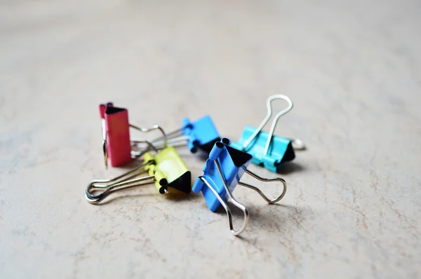 Μια σειρά από χρωματιστές συνδετήρες — Φωτογραφία Αρχείου