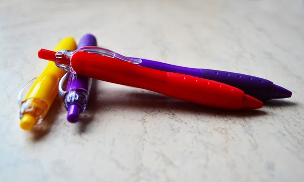 Fyra färgade pennor — Stockfoto