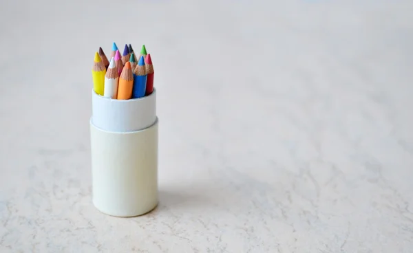 Um conjunto de pequenos lápis coloridos — Fotografia de Stock