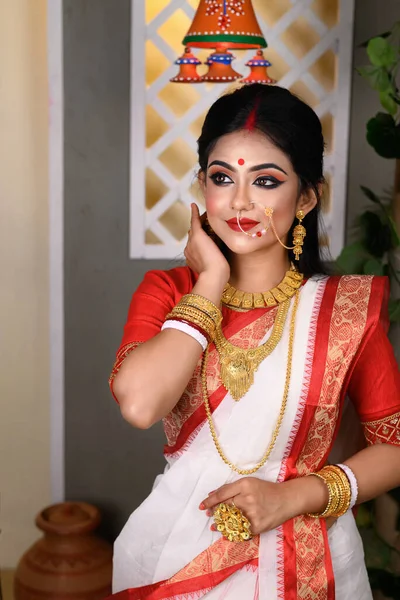 Retrato Bela Mulher Indiana Bengali Vermelho Branco Saree Étnico Tradicional — Fotografia de Stock