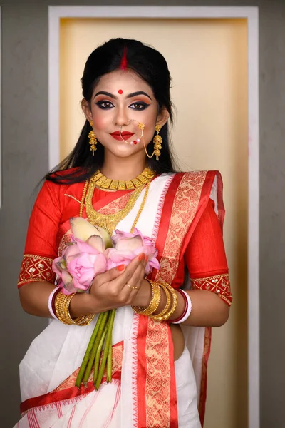 Портрет Гарненької Індійської Дівчинки Одягненої Традиційні Індійські Сарі Золоті Прикраси — стокове фото