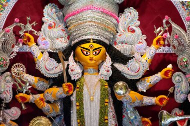 Kolkata, Batı Bengal, Hindistan 'da puja pandalında süslenmiş tanrıça Durga idolü. Durga Puja, Hinduizm 'in en büyük dini festivali ve şimdi dünya çapında kutlanıyor..