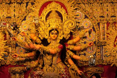 Kolkata, Batı Bengal, Hindistan 'da puja pandalında süslenmiş tanrıça Durga idolü. Durga Puja, Hinduizm 'in en büyük dini festivali ve şimdi dünya çapında kutlanıyor..