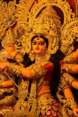 Kolkata, Batı Bengal, Hindistan 'da puja pandalında süslenmiş tanrıça Durga idolü. Durga Puja, Hinduizm 'in en büyük dini festivali ve şimdi dünya çapında kutlanıyor..