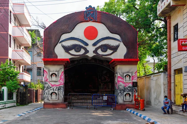 Люди Відвідують Пандали Durga Puja Ззовні Тому Пандали Durga Puja — стокове фото