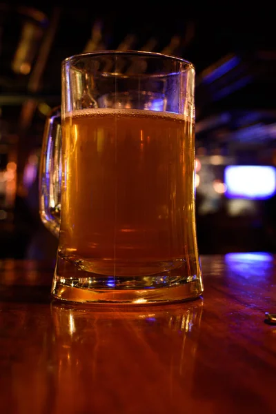 배경에서 한잔의 맥주를 가까이 찍는다 선택적 — 스톡 사진