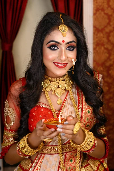 Porträt Einer Hübschen Jungen Inderin Mit Traditionellem Sari Goldschmuck Und — Stockfoto