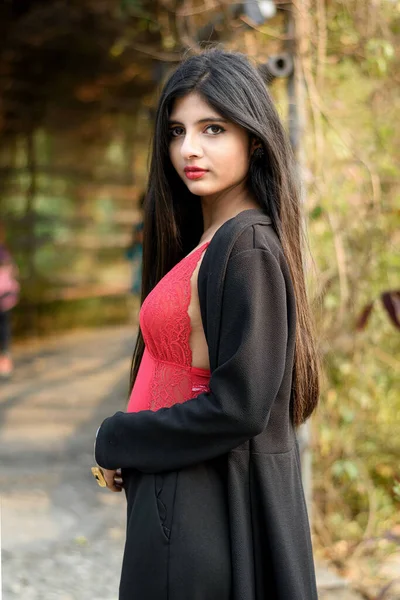 Portrait Une Très Belle Femme Indienne Portant Une Tenue Rouge — Photo