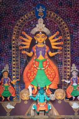 Kolkata, Batı Bengal, Hindistan 'da puja pandalında süslenmiş tanrıça Durga idolü. Durga Puja, Hinduizm 'in en büyük dini festivali ve şimdi dünya çapında kutlanıyor..