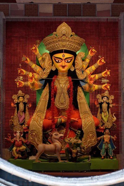 Kolkata, Batı Bengal 'deki puja pandalında süslenmiş tanrıça Durga devi idol. Durga Puja, Hinduizm 'in en büyük dini festivali ve şimdi dünya çapında kutlanıyor..