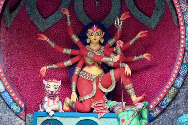 インドの西ベンガル州コルカタの法会パンダルで飾られたドゥルガ デヴィの女神 ドゥルガ プラハはヒンズー教最大の宗教祭で 現在世界中で祝われています — ストック写真