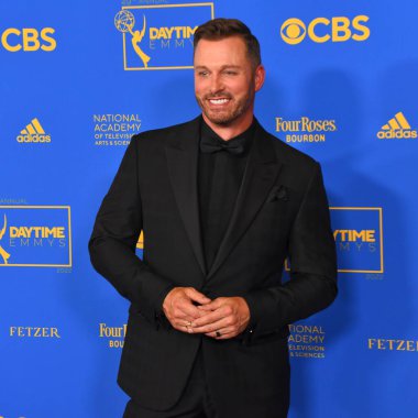 24 Haziran 2022. Eric Martsolf 2022 Daytime Emmy Ödülleri 'ne katılıyor. Fotoğraf: Michael Mattes / Michael Mattes.