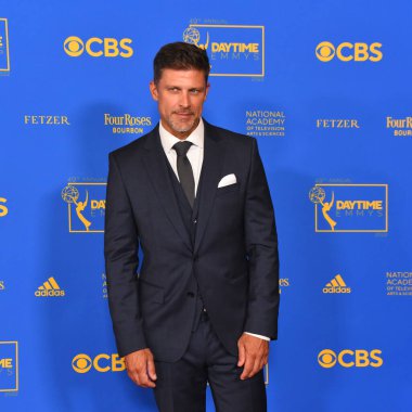 24 Haziran 2022. Greg Vaughan 2022 Gündüz Emmy Ödülleri 'ne katılıyor. Fotoğraf: Michael Mattes / Michael Mattes.