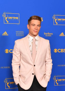 24 Haziran 2022. Lucas Adams 2022 Daytime Emmy Ödülleri 'ne katılıyor. Fotoğraf: Michael Mattes / Michael Mattes.