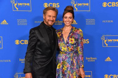 24 Haziran 2022. Stephen Nichols ve Emily O 'Brien 2022 Gündüz Emmy Ödülleri' ne katılırlar. Fotoğraf: Michael Mattes / Michael Mattes.