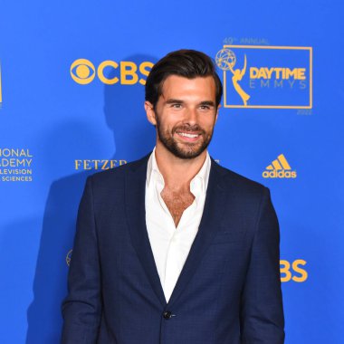 24 Haziran 2022. Josh Swickard 2022 Daytime Emmy Ödülleri 'ne katılıyor. Fotoğraf: Michael Mattes / Michael Mattes.