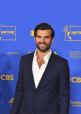 24 Haziran 2022. Josh Swickard 2022 Daytime Emmy Ödülleri 'ne katılıyor. Fotoğraf: Michael Mattes / Michael Mattes.