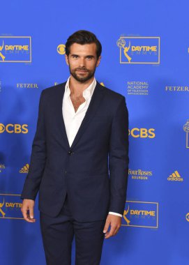 24 Haziran 2022. Josh Swickard 2022 Daytime Emmy Ödülleri 'ne katılıyor. Fotoğraf: Michael Mattes / Michael Mattes.