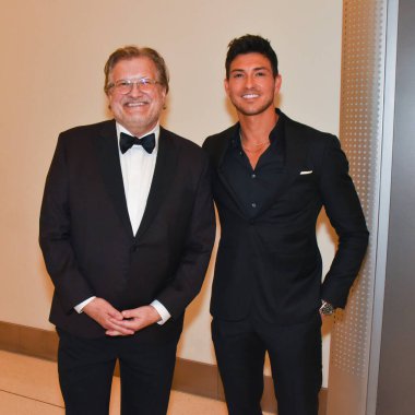 24 Haziran 2022. Drew Carey ve Robert Scott Wilson 2022 Gündüz Emmy Ödülleri 'ne katılırlar. Fotoğraf: Michael Mattes / Michael Mattes.
