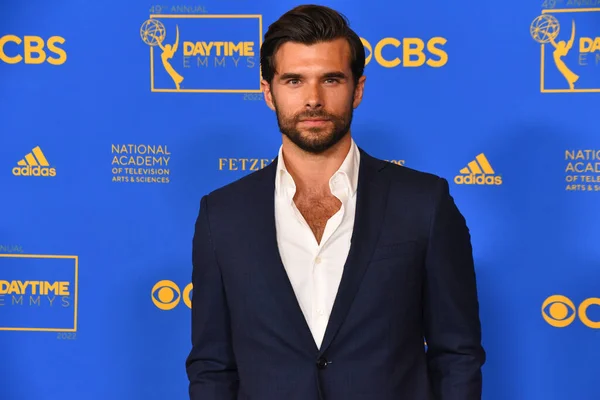 24 Haziran 2022. Josh Swickard 2022 Daytime Emmy Ödülleri 'ne katılıyor. Fotoğraf: Michael Mattes / Michael Mattes.
