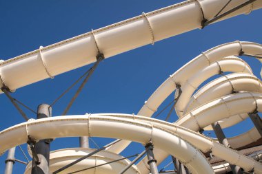 Aquapark bilardoyla kayıyor. Su parkı ya da gündüz vakti gökyüzü masmavi
