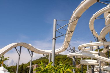 Aquapark bilardoyla kayıyor. Su parkı ya da gündüz vakti gökyüzü masmavi