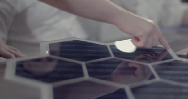 Projektanci Pracujący Nad Panelami Słonecznymi Środowisko Biurowe Panele Słoneczne Pracujących — Wideo stockowe