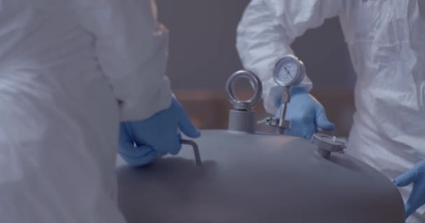 Kiselkristall Och Göt Som Används För Solcellspaneler Tas Till Bearbetning — Stockvideo