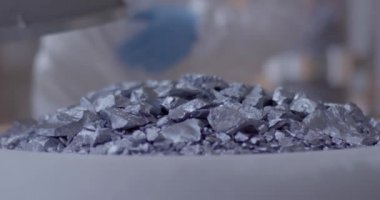 Güneş paneli hücresi için kullanılan silikon kristal ve ingot işleme alınır. Güneş enerjisi için paneller üreten fabrika. Temiz enerji. Ham madde