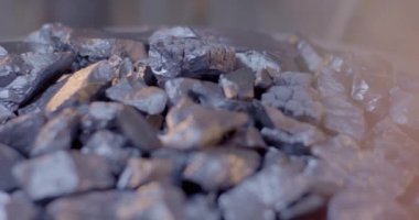 Güneş paneli hücresi için kullanılan silikon kristal ve ingot işleme alınır. Güneş enerjisi için paneller üreten fabrika. Temiz enerji. Ham madde