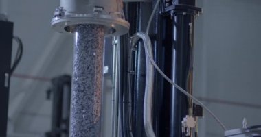 Güneş paneli hücresi için kullanılan silikon kristal ve ingot işleme alınır. Güneş enerjisi için paneller üreten fabrika. Temiz enerji. Ham madde