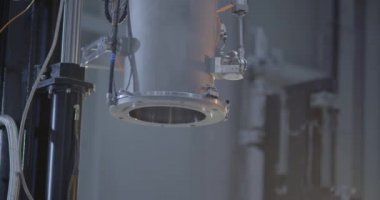 Güneş paneli hücresi için kullanılan silikon kristal ve ingot işleme alınır. Güneş enerjisi için paneller üreten fabrika. Temiz enerji. Ham madde