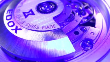 İstanbul Türkiye 12.01.2021: Saat teknolojisi. Kol saatinin içine yakın çekim. Zaman geçiyor ve durmuyor. Renkli ışıklarla akan zaman