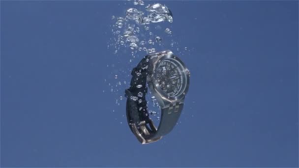 이스탄불 2021 손목시계 속으로 떨어지고 프레임 속도와 움직임 물튀기기 시간이 — 비디오