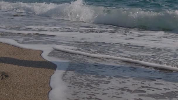 Kumların Üzerinden Deniz Dalgaları Geliyor Sahilde Yakın Plan Deniz Dalgaları — Stok video