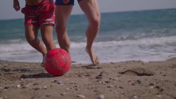 Ojciec Syn Grają Piłkę Plaży Zwolniony Ruch Zbliżenie Lato — Wideo stockowe