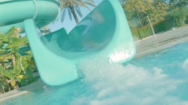 Sluiten Uitzicht Lege Turquoise Glijbaan Met Water Dat Van Het — Stockvideo